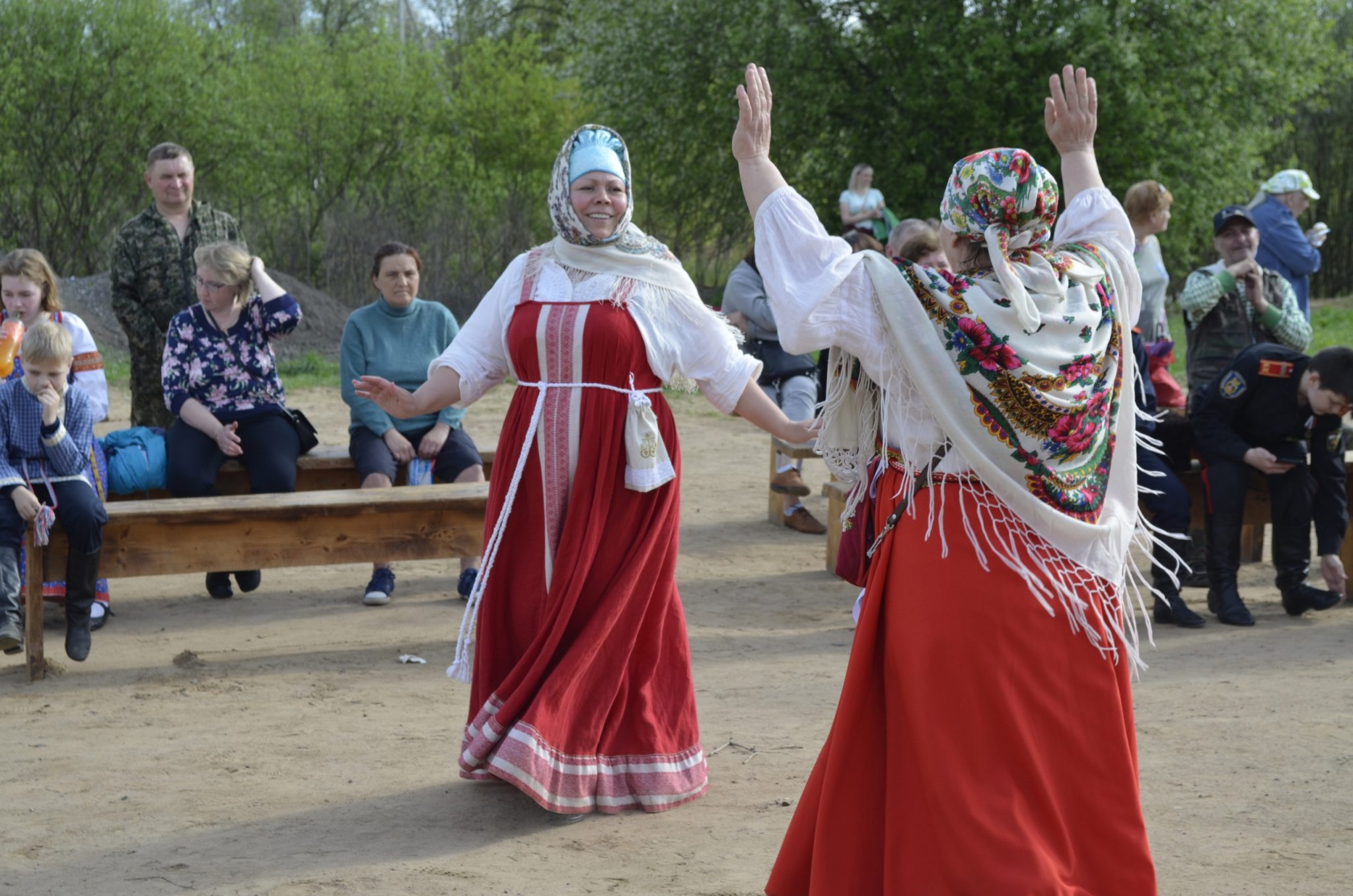 Красная горка праздник. Костюм фольклорного фестиваля. Тульская область фольклор фест. Праздник красная горка в Калужской области. Традиции обычаи праздники национальный костюм.