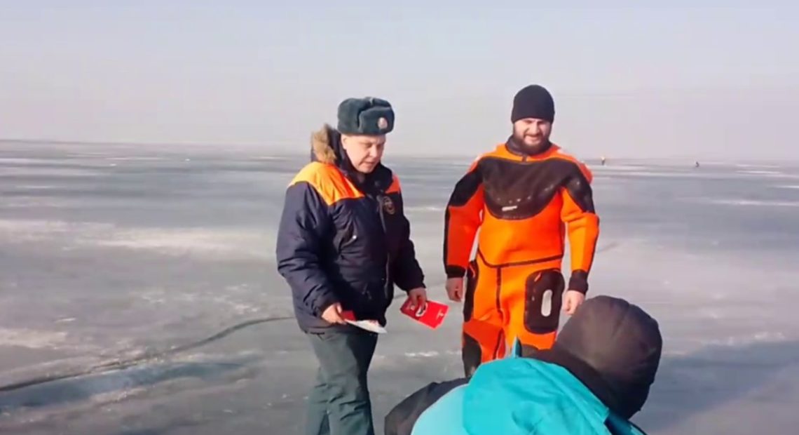 Спасатели патрулируют Ладожское озеро